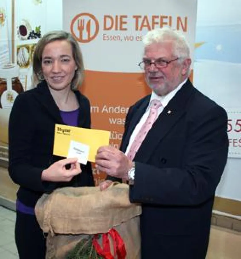 Dr. Kristina Schröder ermittelte in Berlin im Beisein von Gerd Häuser die Gewinner.