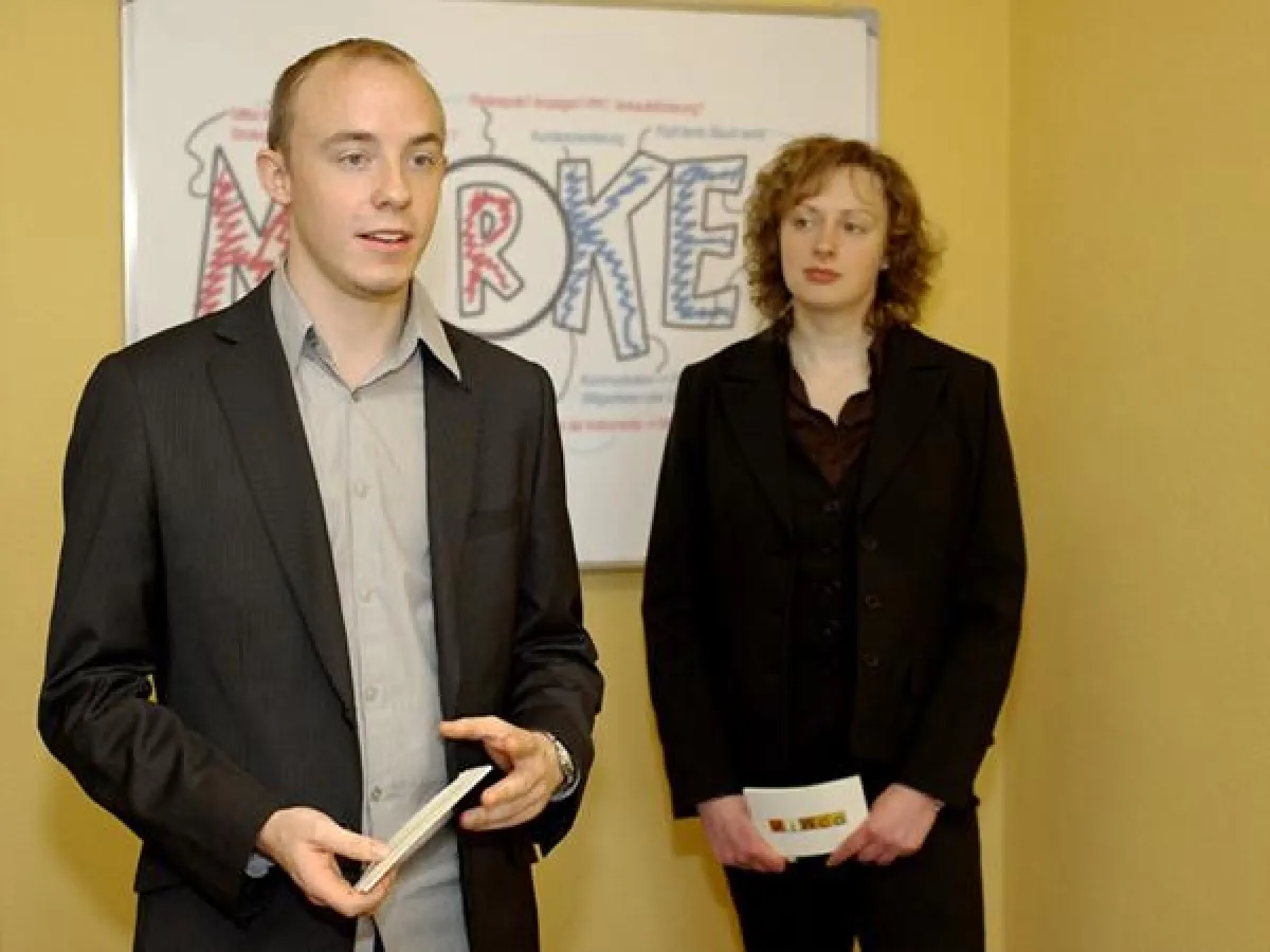 Die Marketingexperten Jens Janetzki und Jasmin Dehl während eines Vortrags an der Industrie und Handelskammer Kassel