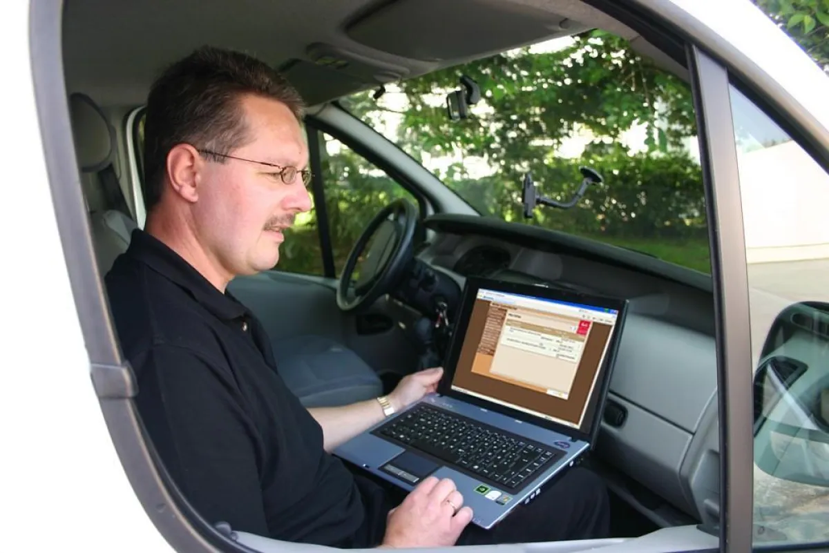 Ein Kundendienstmitarbeiter von Melitta SystemService mit seinem mobilen Arbeitsplatz