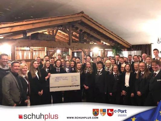 Bild: Übergrößenhändler schuhplus übergibt Spende an das Blasorchester Sedelsberg