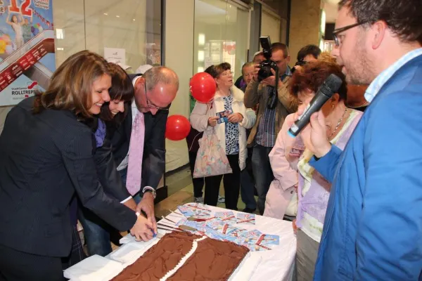 Bild: Zwölf Meter Kuchen in drei Stunden weg - Jubiläum des StadtCenters Rolltreppe in Halle ein voller Erfolg