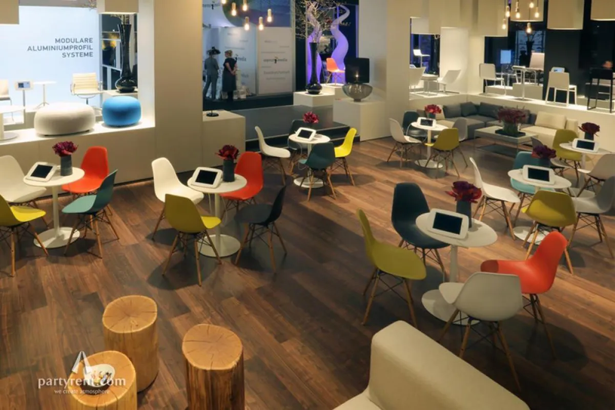 Beispiel fürs Bistro: Bunte DSW Chairs an Brio Tischen