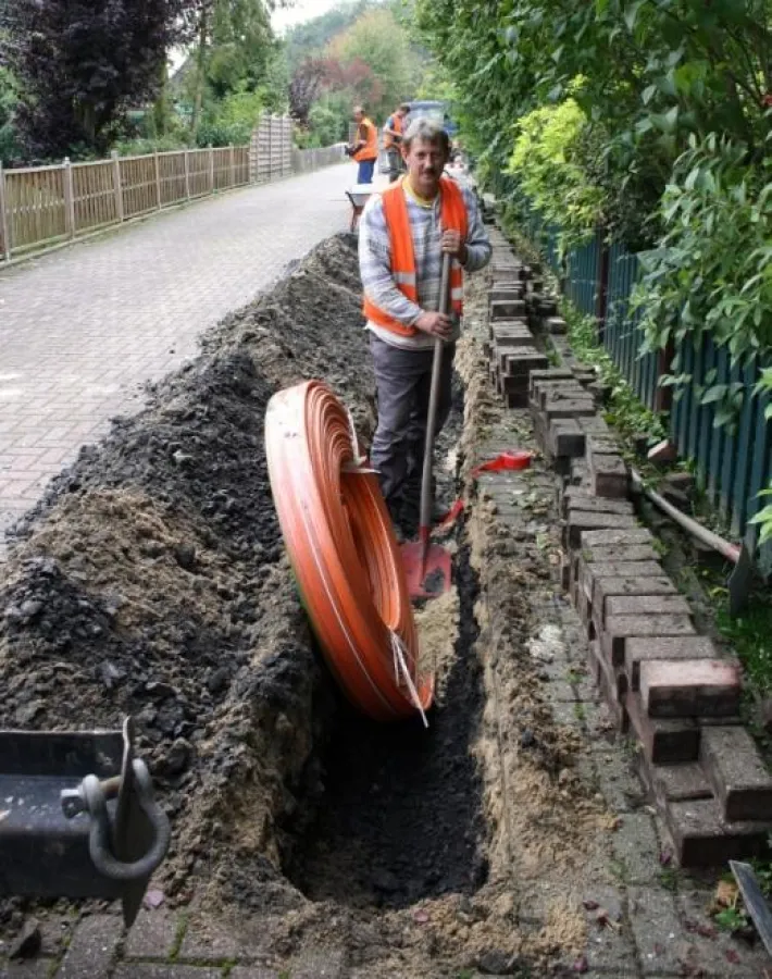 Die Arbeiter verlegen die Leerrohre