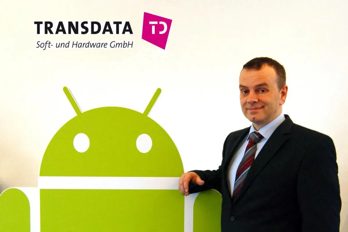 TRANSDATA setzt auf Android: Vertriebsleiter Andreas Prüfig mit dem Android-Roboter.