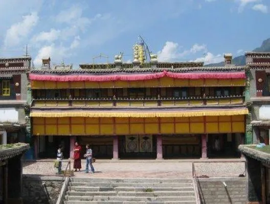 Bild: China nimmt drei tibetische Mönche fest und schließt Klosterschule in Qinghai