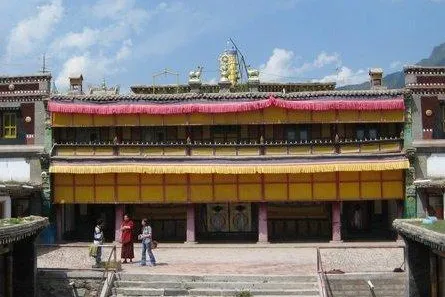 Bild: China nimmt drei tibetische Mönche fest und schließt Klosterschule in Qinghai