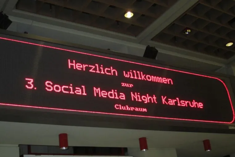 Statt ins Schwimmbad gehen die Karlsruher zur Social Media Night Bild: Statt ins Schwimmbad gehen die Karlsruher zur Social Media Night