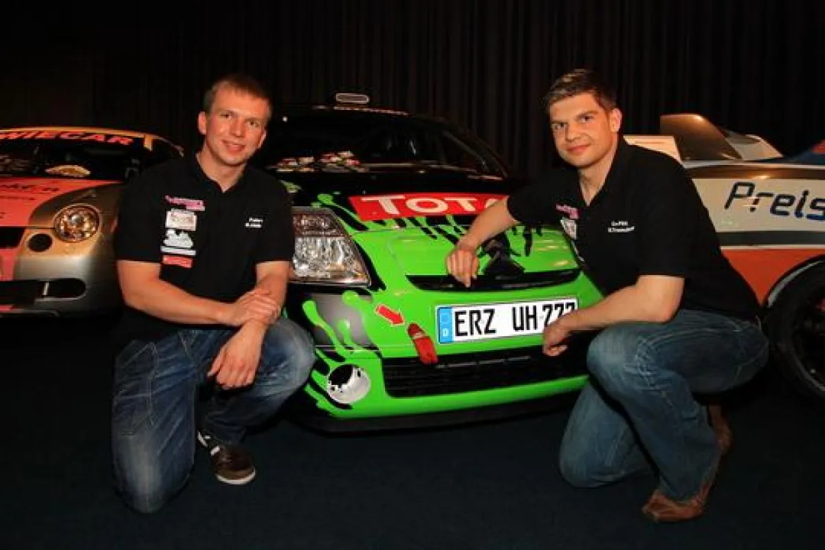 Benjamin Hübner und Maik Trommler bei der Vorstellung ihres Boliden (Foto: racefieber.de)