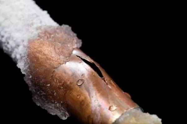 Bild: Sind Frostschäden an Gebäuden stets Folge grober Fahrlässigkeit des Versicherten?