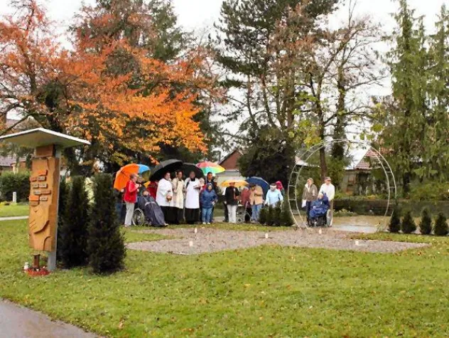 Bild: Anlage für Rasengräber in Liebenau eingeweiht