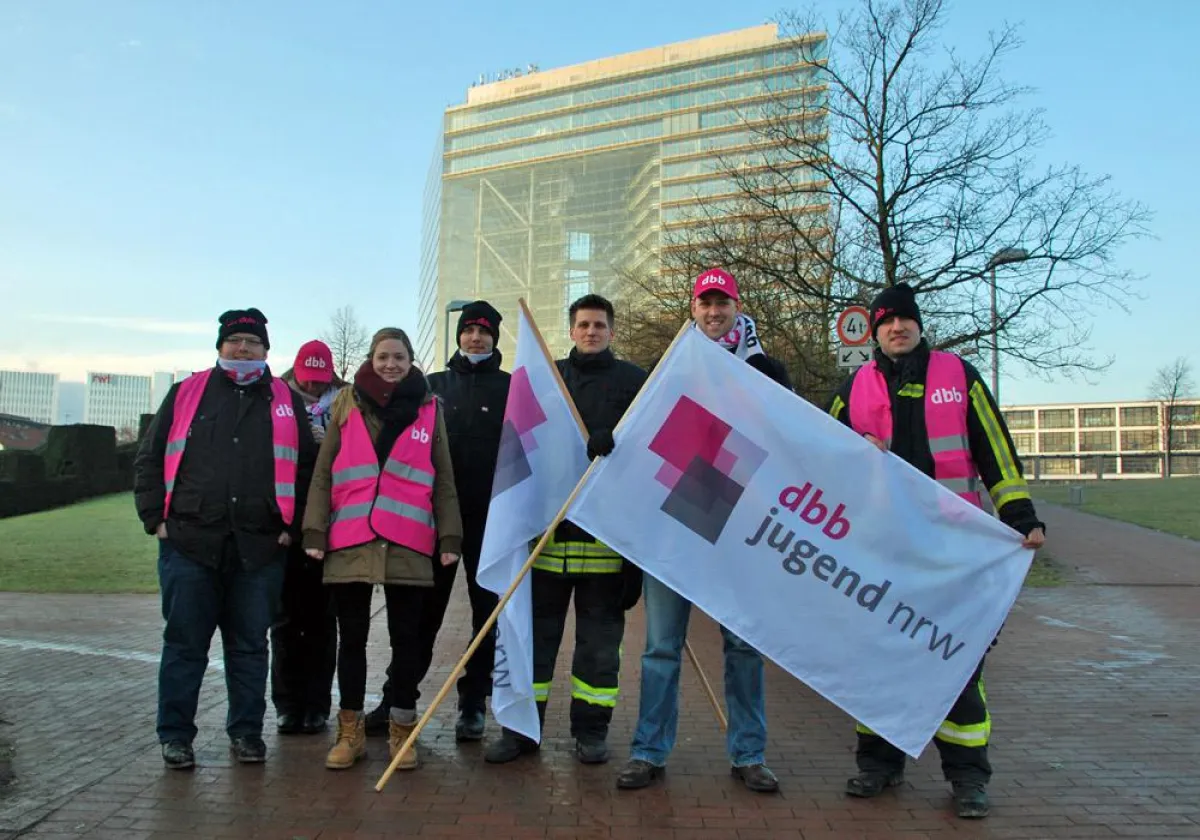 24 Stunden am Stück haben Mitglieder der dbbj nrw eine Mahnwache vor NRWs Staatskanzlei abgehalten