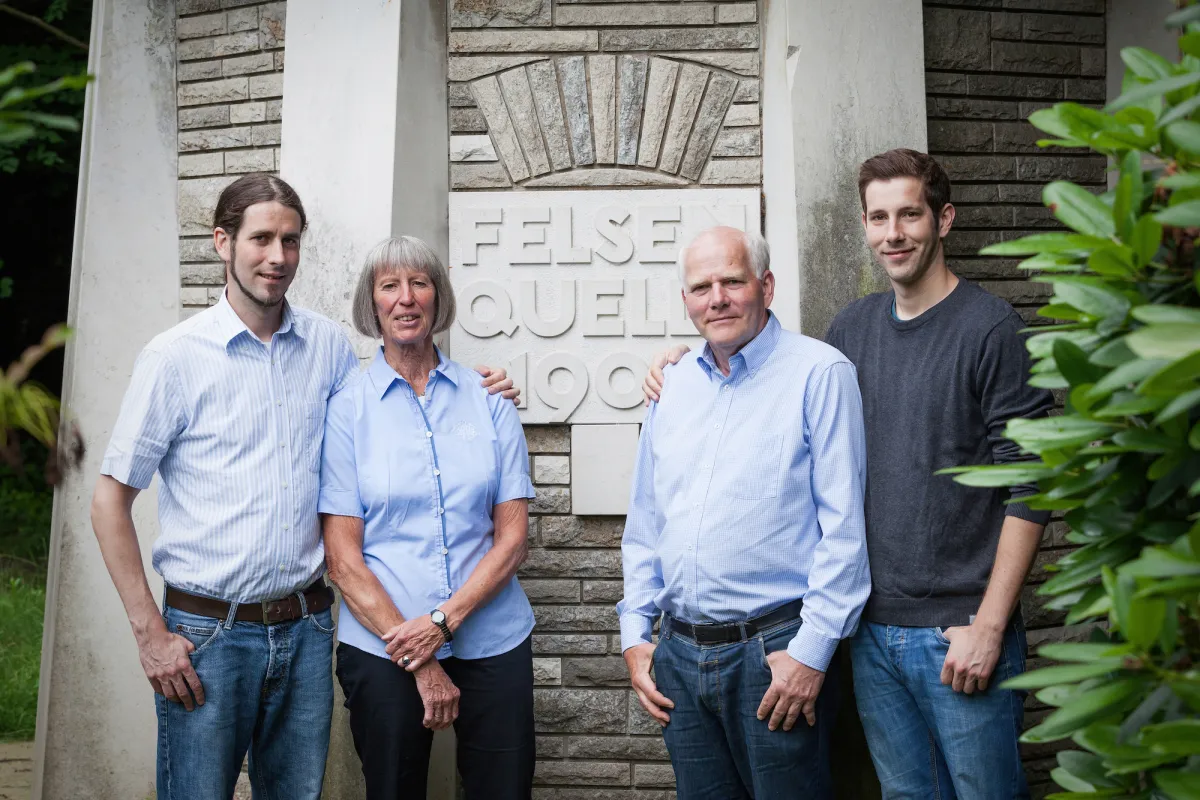 Familie Römer vor dem Brunnenhaus der Haaner Felsenquelle (© Haaner Felsenquelle)