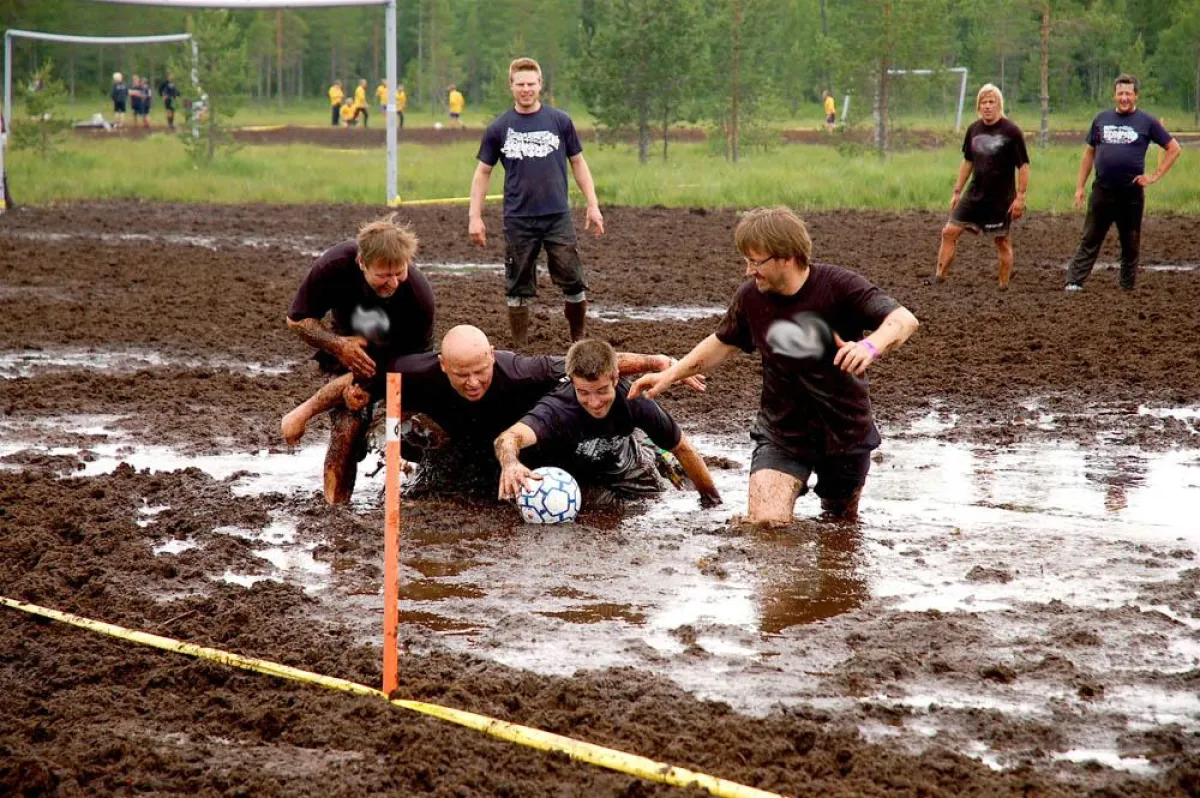 Schlammbad tief im Sumpf bei der Sumpf-Fußball-Weltmeisterschaft – mit Beautywirkung für die Haut     Foto: Nokian Tyres