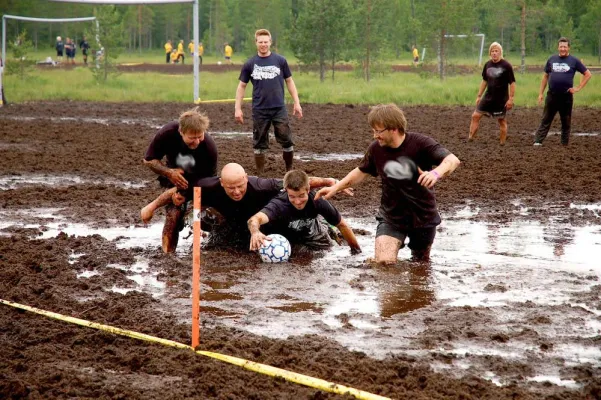 Bild: Sumpf-Fußball-Weltmeisterschaft - Matsch-Match-Fun mit Schlammbad