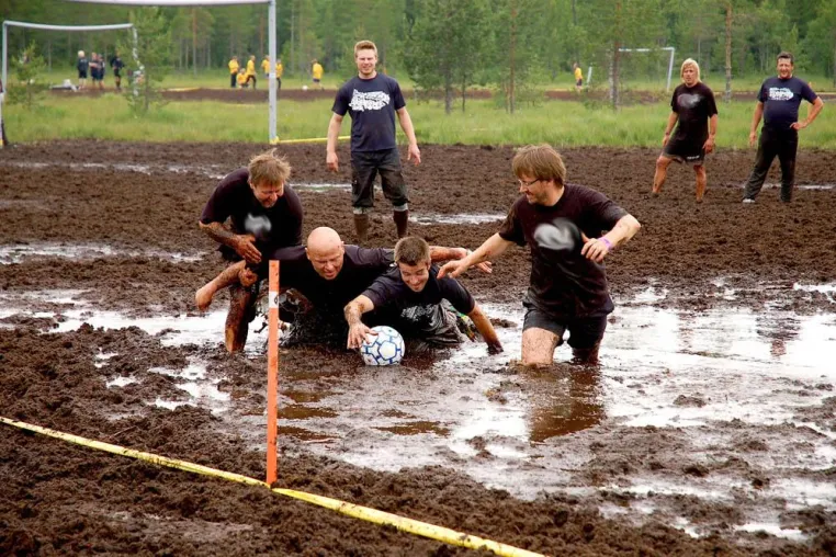 Sumpf-Fußball-Weltmeisterschaft - Matsch-Match-Fun mit Schlammbad Bild: Sumpf-Fußball-Weltmeisterschaft - Matsch-Match-Fun mit Schlammbad