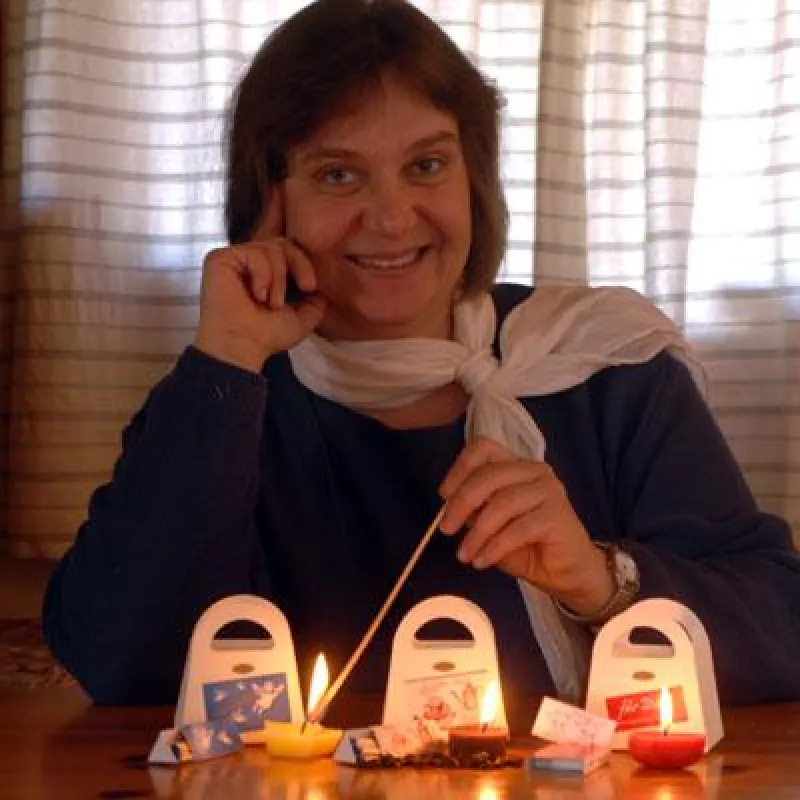 Elisabeth Theresia Sailer mit ihren Zündhölzchen-Taschen. Foto: KLICK-Germany