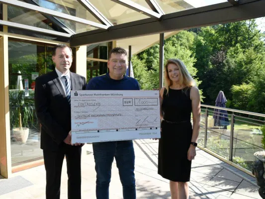 Bild: Villa Marburg überreicht 1.000 Euro an die DKMS