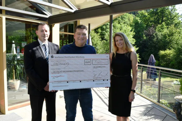 Bild: Villa Marburg überreicht 1.000 Euro an die DKMS