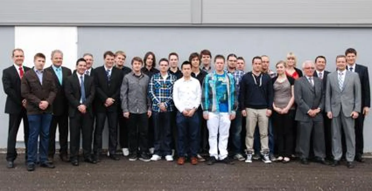 Die Losgesprochenen mit der Geschäftsleitung, den Ausbildungsleitern,und Herrn Heinrich Peter Röhm