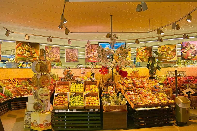 Feuerwerk der Kreativität: ein Edeka wird zur Kunstmeile Bild: Feuerwerk der Kreativität: ein Edeka wird zur Kunstmeile