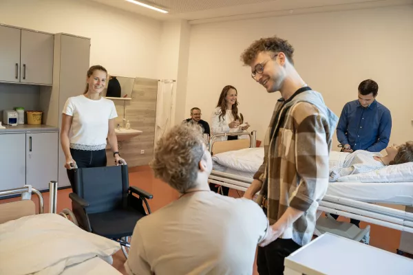 Bild: Digital und praxisnah – Gesundheits- und Pflegeschule begrüßt neue Pflegeschüler*innen am 02.09.2024