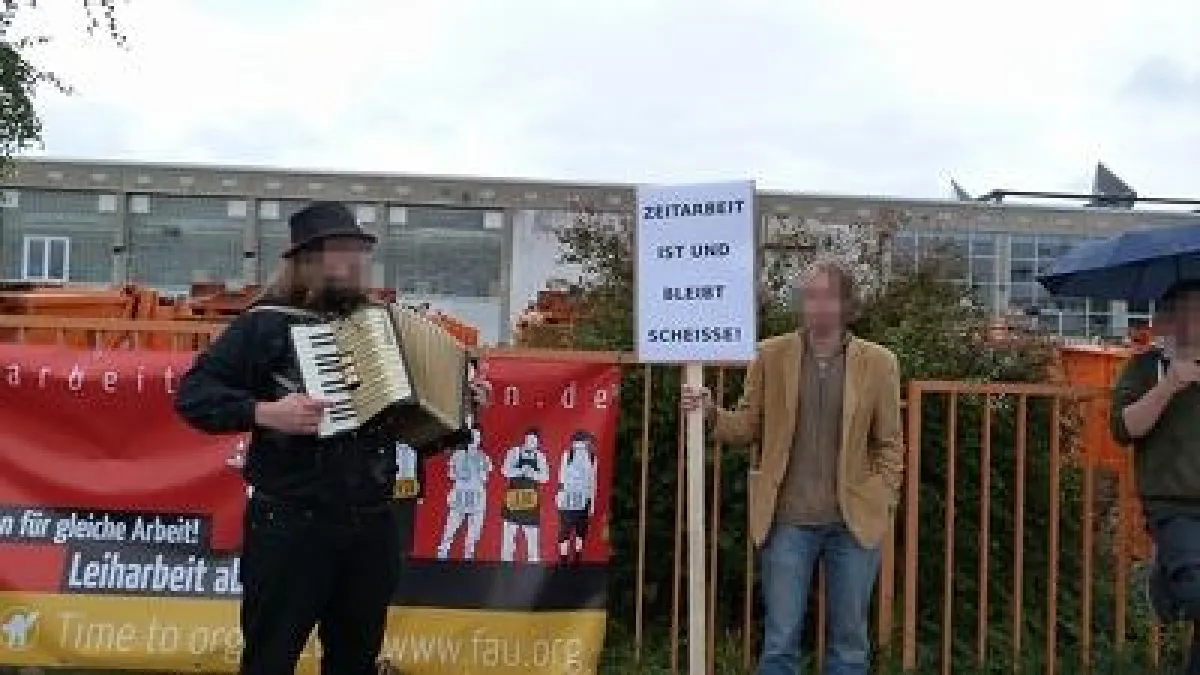 Trotzt schlechtem Wetter und mieser Jobmesse gute Laune: Die FAU