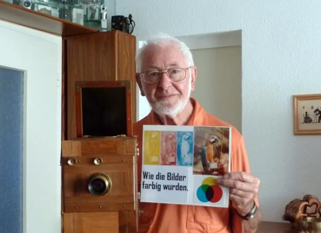 Der Finsterwalder Sammler und Fotograf Jürgen Schlinger mit dem Farbauszugsverfahren