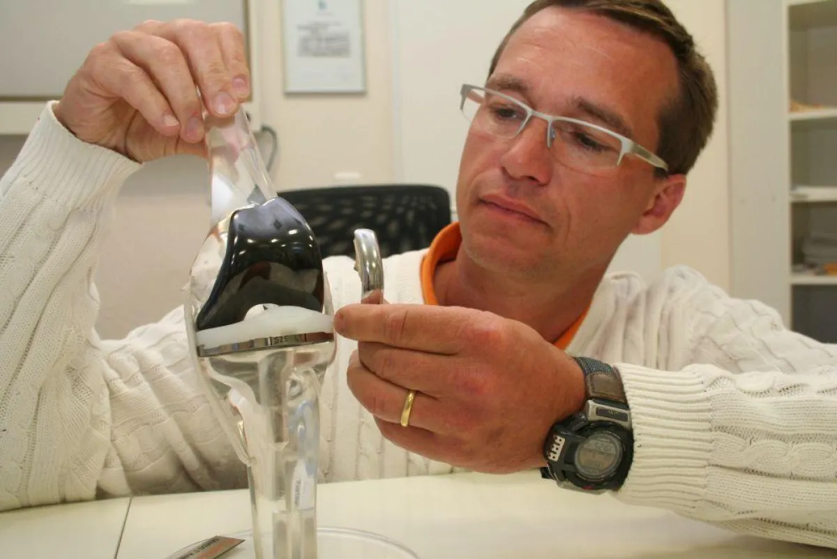 Dr. Markus Weingärtner mit einem herkömmlichen und dem kleineren, neuen Implantat