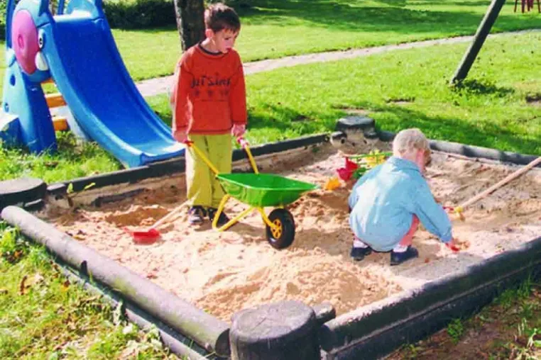 Bild: Hygiene im Sandkasten: Den Spielsand jedes Frühjahr auswechseln