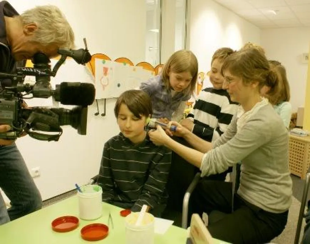 Kinderreporter besuchen Zentrum für kleine Lauscher - Vanessa Wiegard (re.), Leiterin des Kinderhörzentrums OWL, zeigt, wie ein Ohrabdruck genommen wird (Foto: Kinderhörzentrum)
