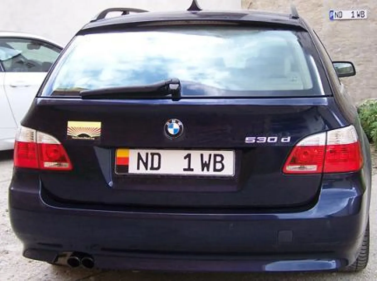 Auto mit einem Nummerschild von 