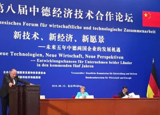 Wolfgang Frey auf dem Deutsch-Chinesischen Forum mit Angela Merkel und Li Keqiang Bild: Wolfgang Frey auf dem Deutsch-Chinesischen Forum mit Angela Merkel und Li Keqiang