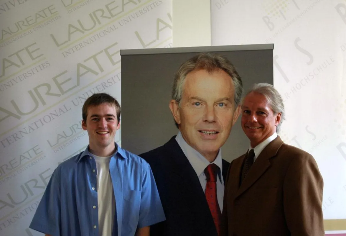 Freuen sich auf den Besuch von Tony Blair in Iserlohn: Manuel Trilling, Geschäftsführer der Mendener Agentur smart media solutions GmbH (links) und BiTS-Marketingdirektor Jan Untiedt.