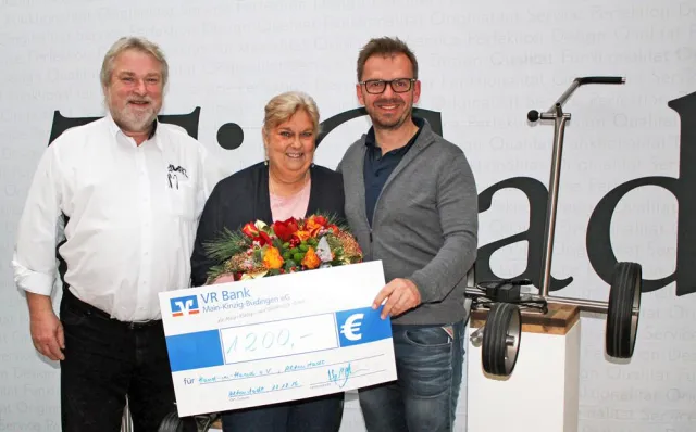 Weihnachtsspende für „Hand-in-Hand“: Altenstädter Golftrolley-Manufaktur TiCad unterstützt mit 1.200 Euro Bild: Weihnachtsspende für „Hand-in-Hand“: Altenstädter Golftrolley-Manufaktur TiCad unterstützt mit 1.200 Euro