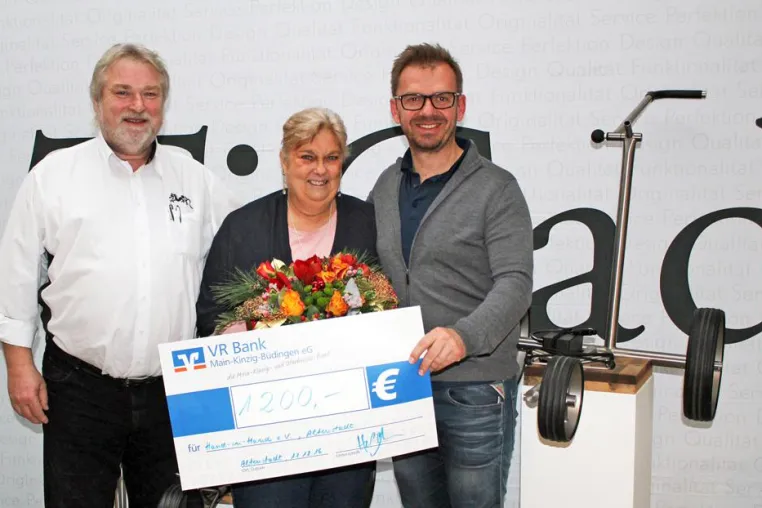 Bild: Weihnachtsspende für „Hand-in-Hand“: Altenstädter Golftrolley-Manufaktur TiCad unterstützt mit 1.200 Euro