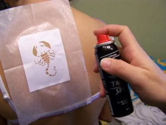 Bild: Airbrushtattoos auch ohne teure Ausrüstung – mit Fun Tattoo Spray und Tattooschablonen