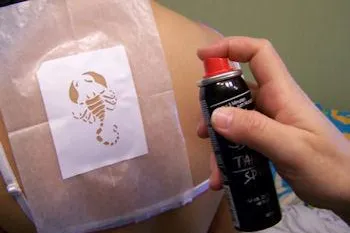 Bild: Airbrushtattoos auch ohne teure Ausrüstung – mit Fun Tattoo Spray und Tattooschablonen