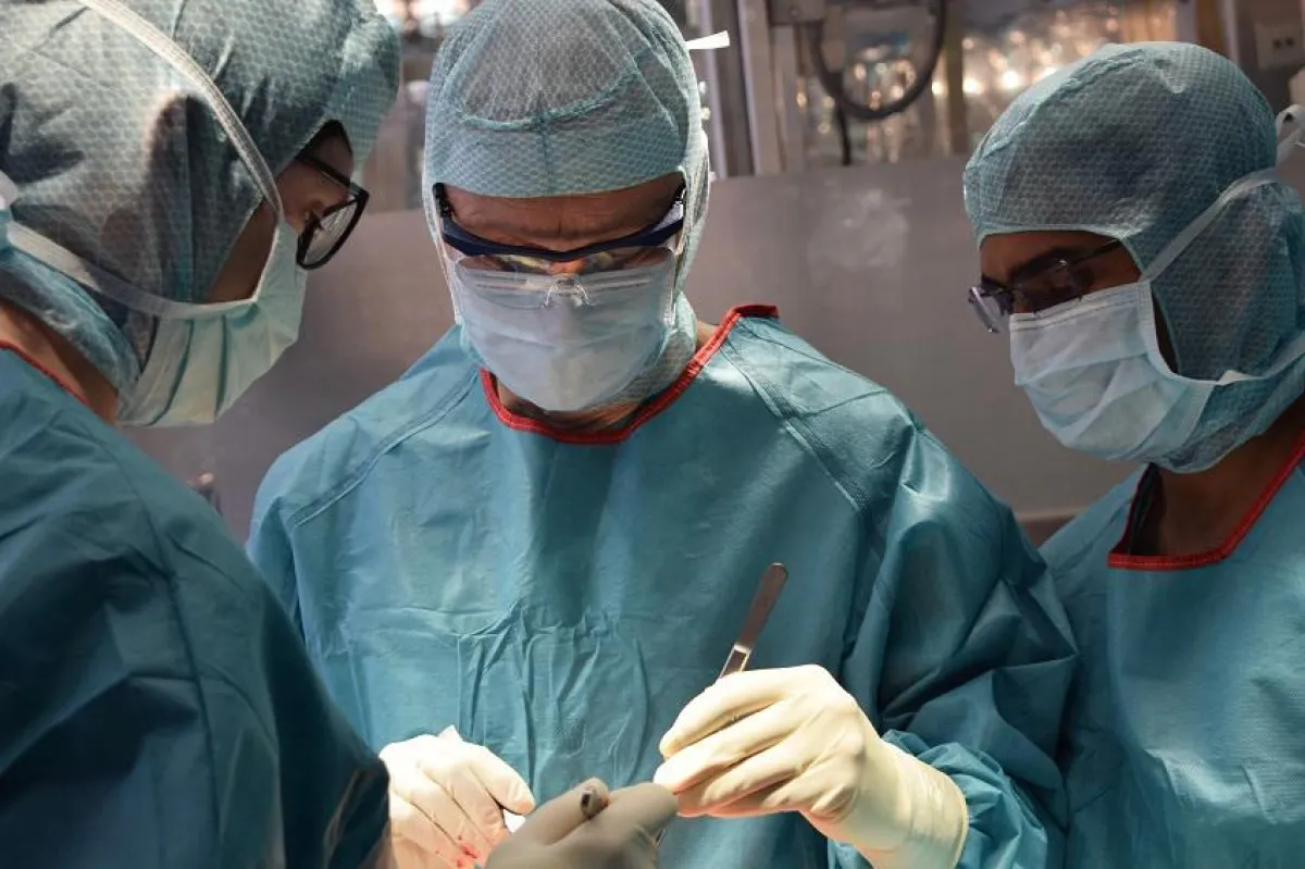 Professor Graichen bei der Operation (Foto: Asklepios Orthopädische Klinik Lindenlohe)