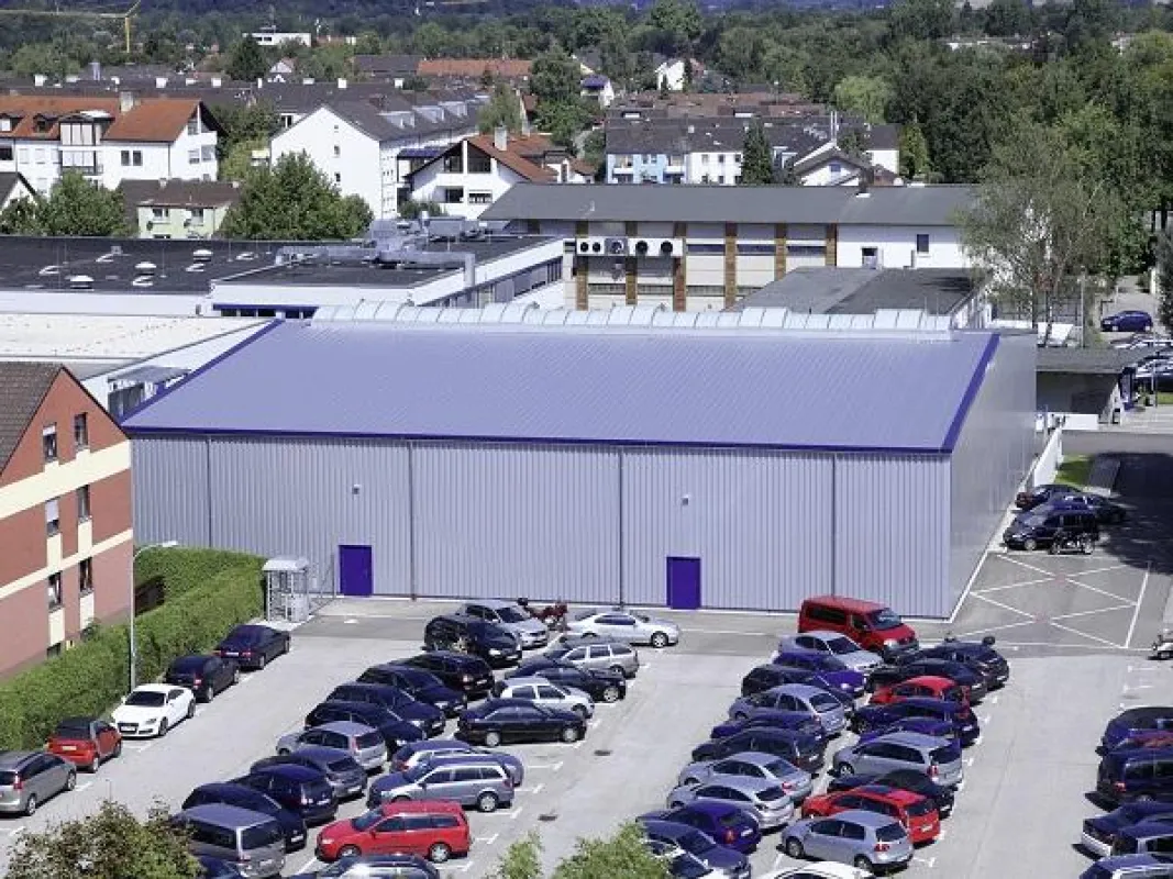 Losberger Systemhalle 35,00 x 35,50 m, ausgestattet mit Sektionaltoren, Fluchttüren, Firstlichtband und integrierter Blitzschutzan