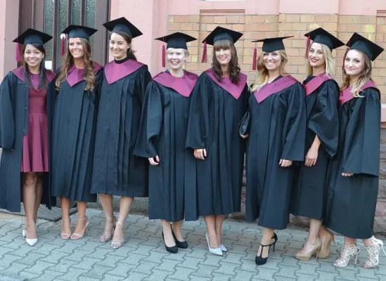 Bild: HdWM: Prof. Dr. Michael Nagy verabschiedet 66 Bachelor-Absolventen - 110 Erstsemester nehmen HdWM-Studium auf