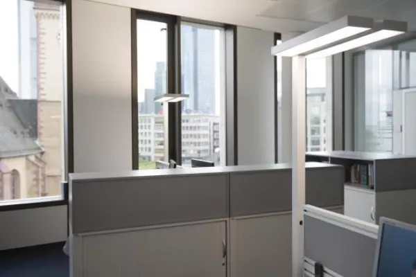 Bild: Klare architektonische Formensprache der KANDEM Stehleuchten in Frankfurter ISBank
