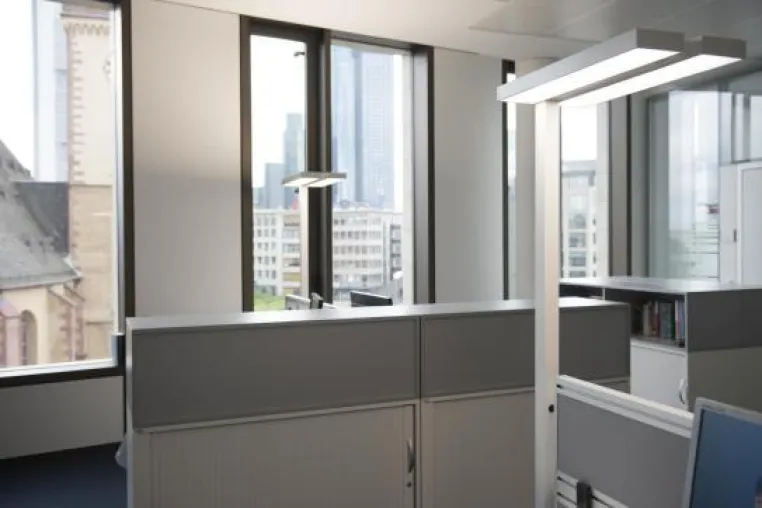 Bild: Klare architektonische Formensprache der KANDEM Stehleuchten in Frankfurter ISBank