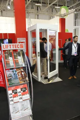 Bild: Großes Interesse an den Schwarzwäldern Plattformaufzügen auf der internationalen Aufzugmesse Interlift