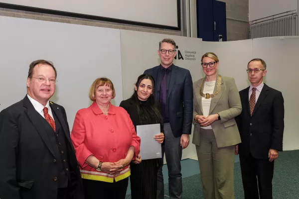 Bild: Mietek Pemper Preis der Universität Augsburg für Versöhnung und Völkerverständigung 2024 für Farida Khalaf
