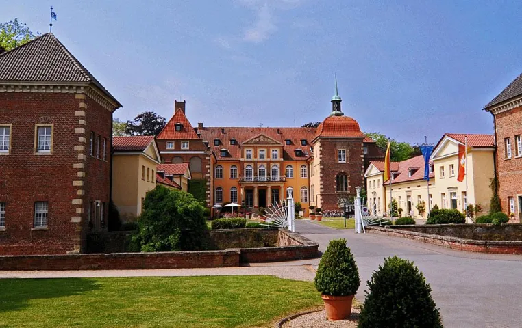 SportSchloss Velen Nr.1 der Tagungshotels in Nordrhein-Westfalen und 4. Platz in Deutschland Bild: SportSchloss Velen Nr.1 der Tagungshotels in Nordrhein-Westfalen und 4. Platz in Deutschland