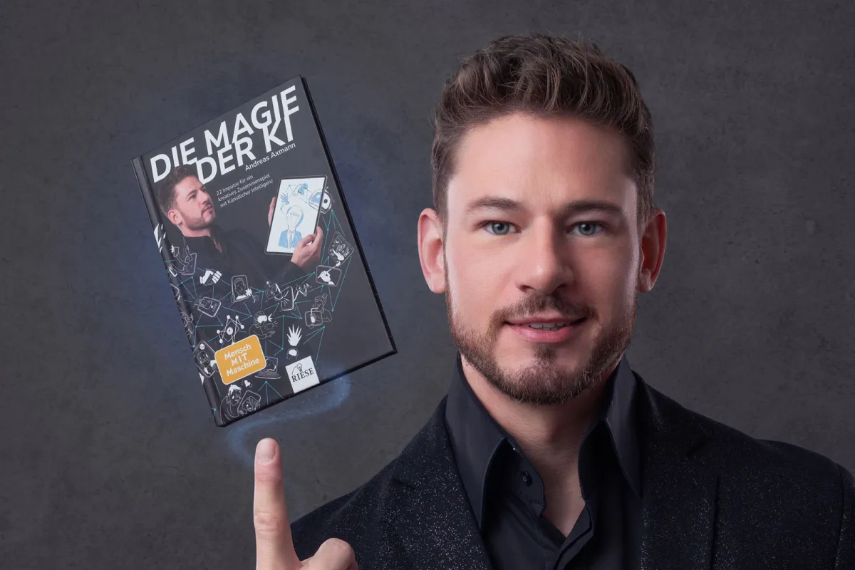 Autor und Media-Magier Andreas Axmann mit seinem Buch „Die Magie der KI“ (© Andreas Axmann)