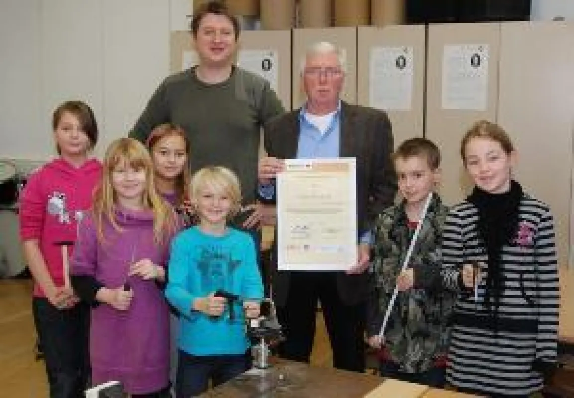 Rektor Heinz Multhaup und Lehrer Markus Böggemann mit Schülern der Bischof-von-Ketteler Schule