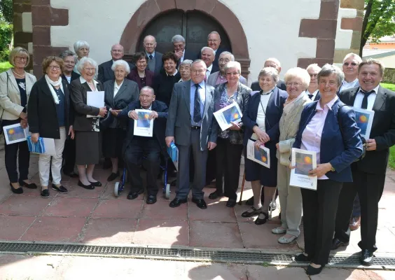 Bild: Bewegende Jubiläums-Konfirmation: Pfarrerin Sabine Tarasinski erneuert Segnung der Jubilare