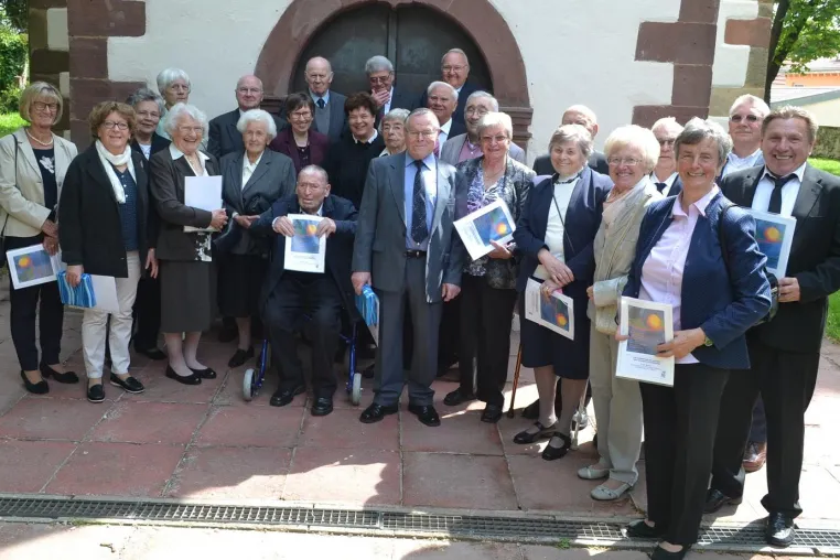Bild: Bewegende Jubiläums-Konfirmation: Pfarrerin Sabine Tarasinski erneuert Segnung der Jubilare