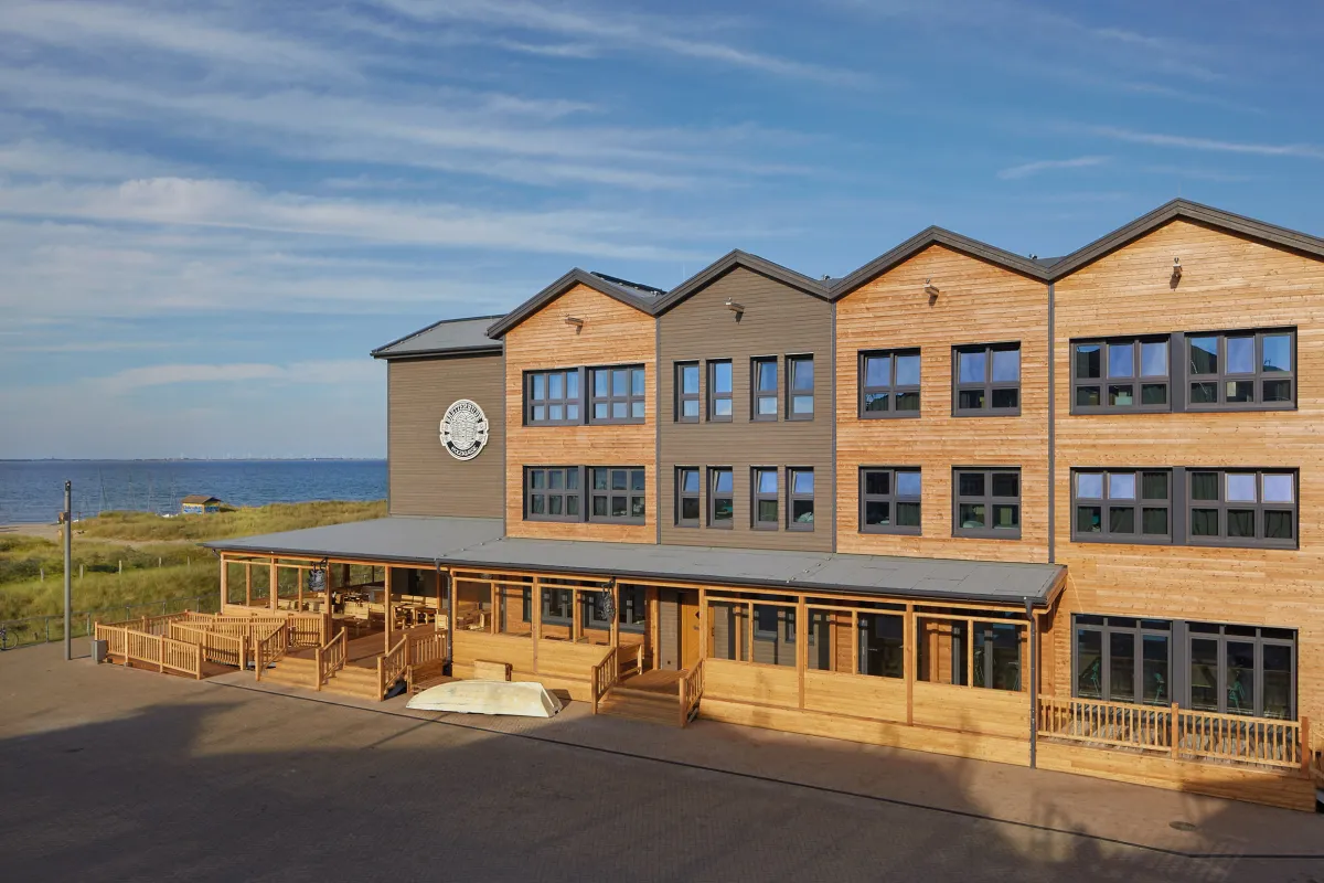 Holzdesign: Eine naturbelassene Optik, die sich verändert und ein einheitlich bearbeitender Look.  (© Foto: Andrea Flak)